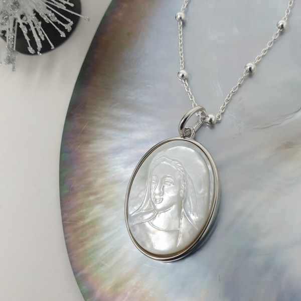 Bijou collier religieux Vierge Marie nacre sertie clos sur chaine