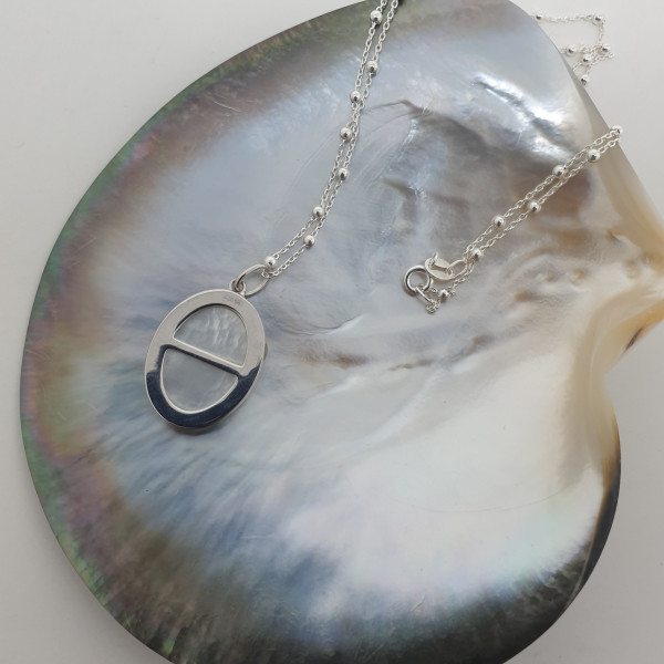 Bijou collier religieux Vierge Marie nacre sertie clos sur chaine