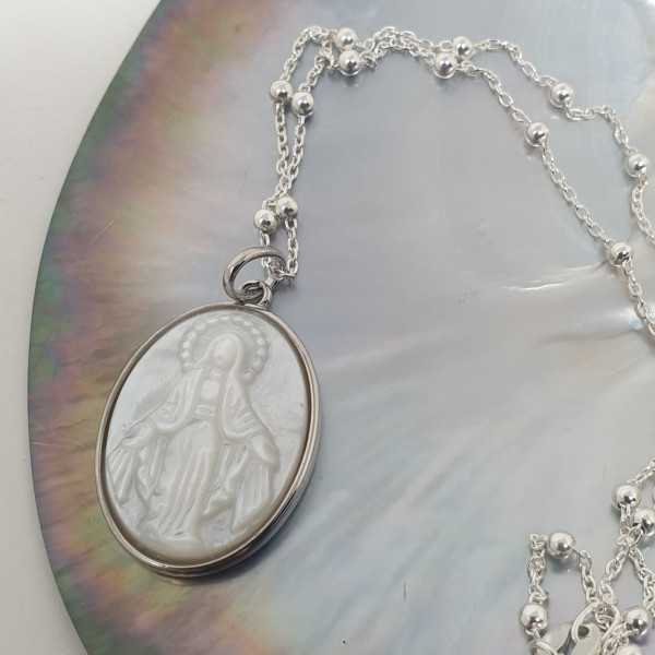 Collier religieux d'une vierge miraculeuse nacre cerclée
