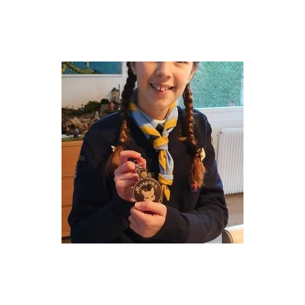 Médaillon en simili cuir porte clés religieux brodé personnalisé